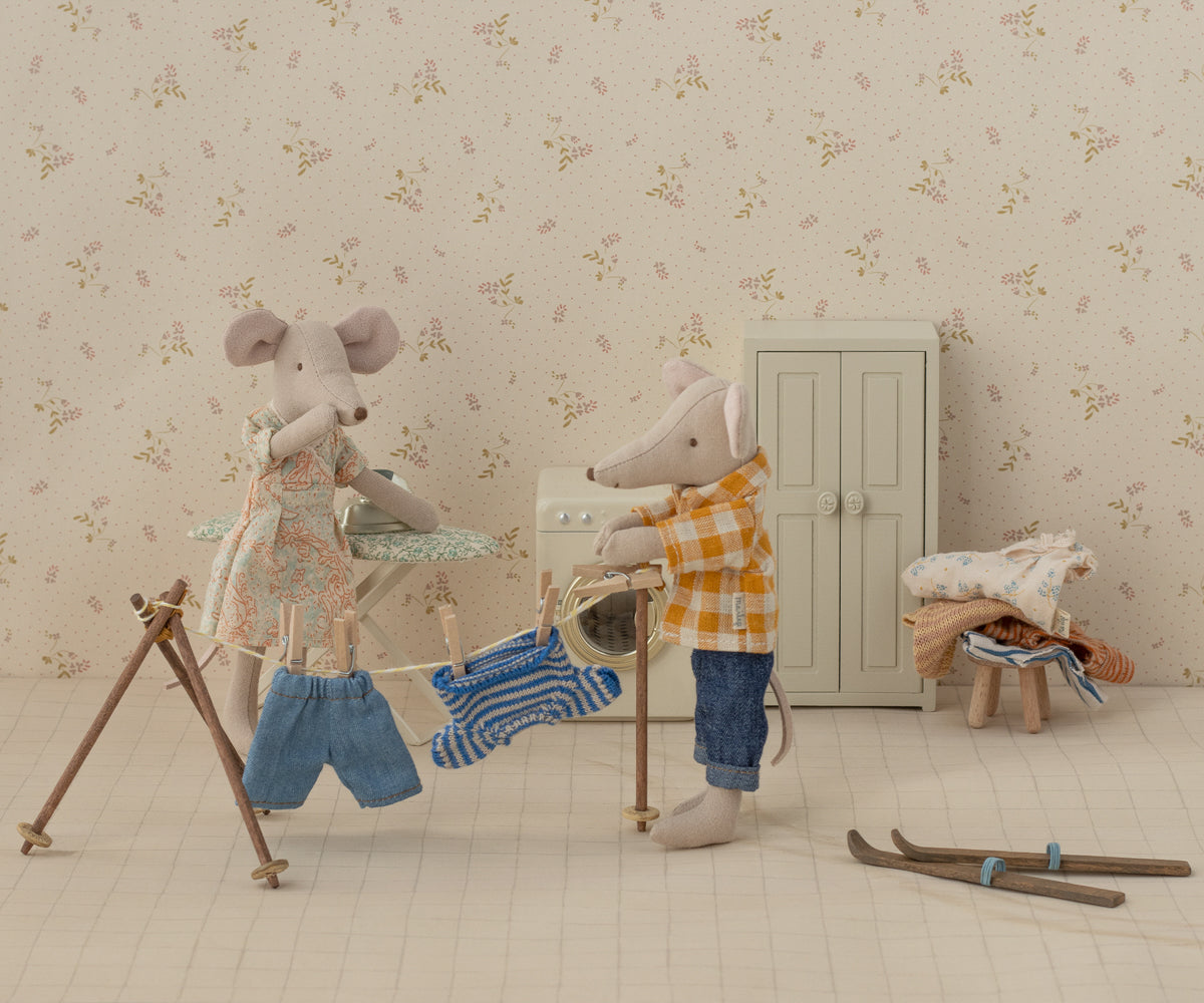 Knitted sweater and pants, Big brother mouse