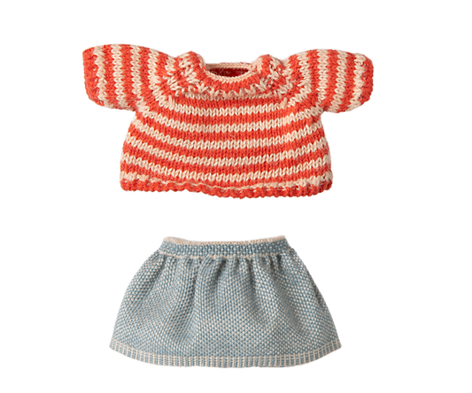 Knitted sweater and skirt, Big sister mouse
